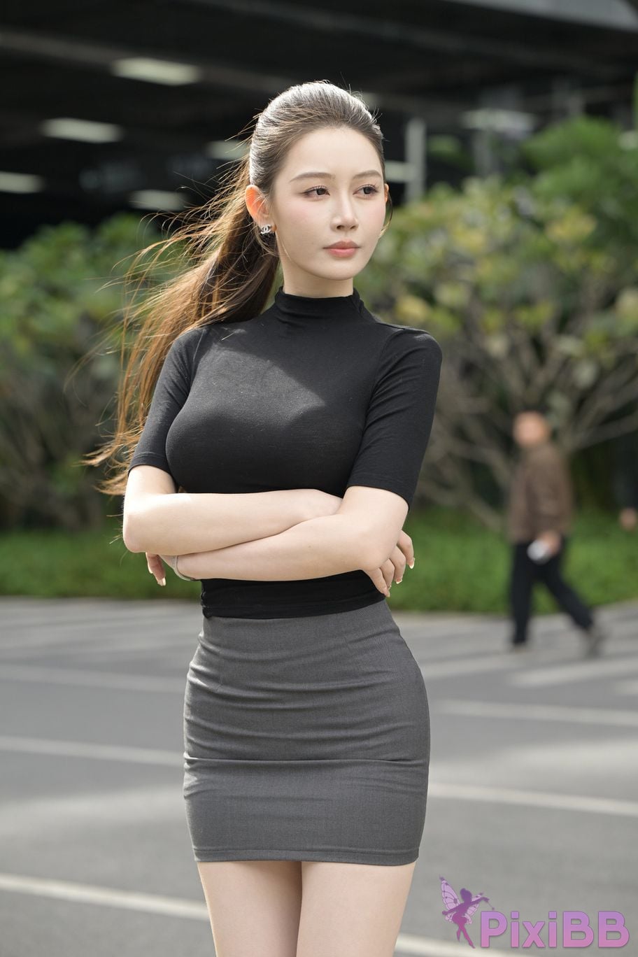 Featured Street Photography Works No.5562 Beautiful legs in hip hugging skirt PixiBB.COM 193