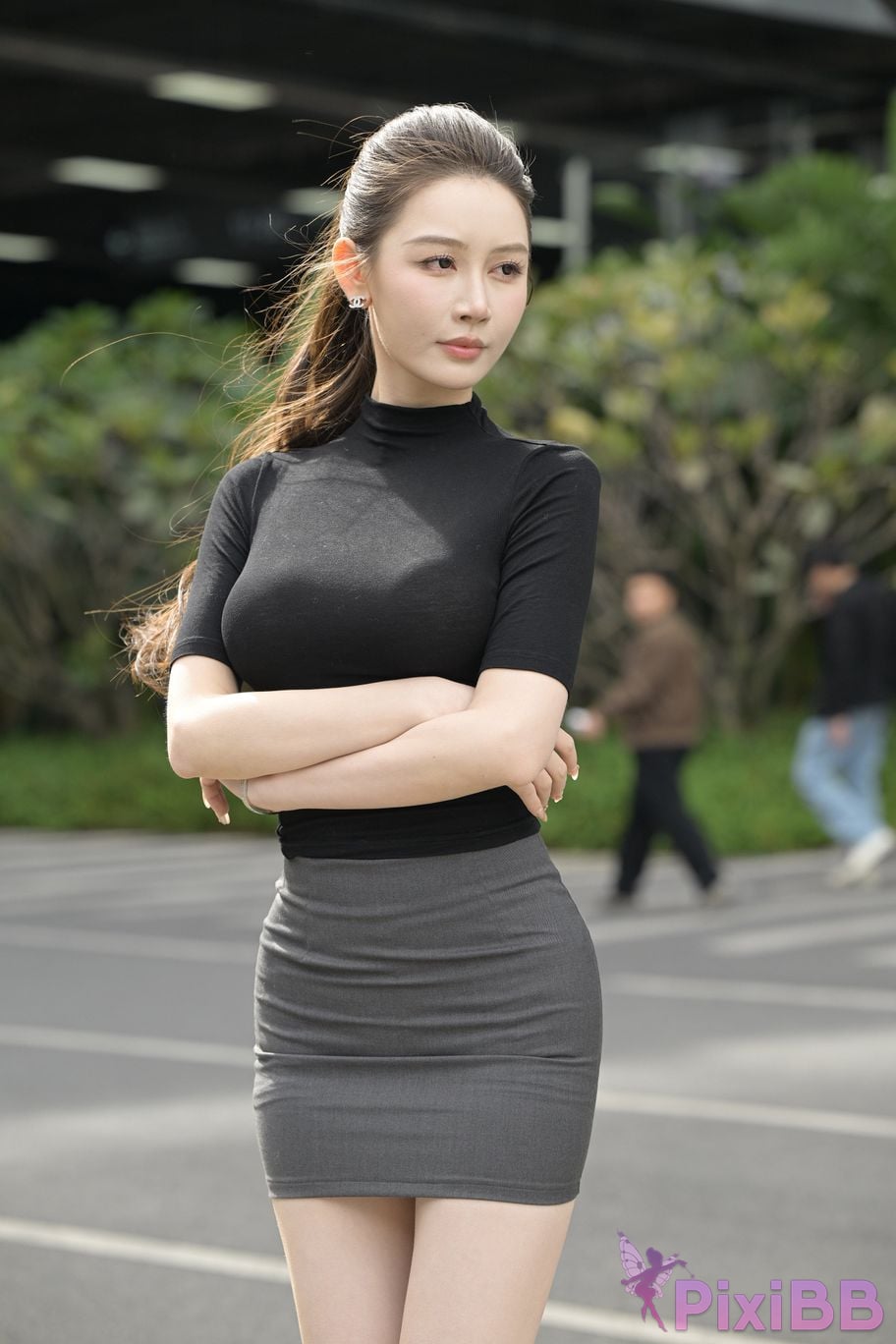 Featured Street Photography Works No.5562 Beautiful legs in hip hugging skirt PixiBB.COM 195