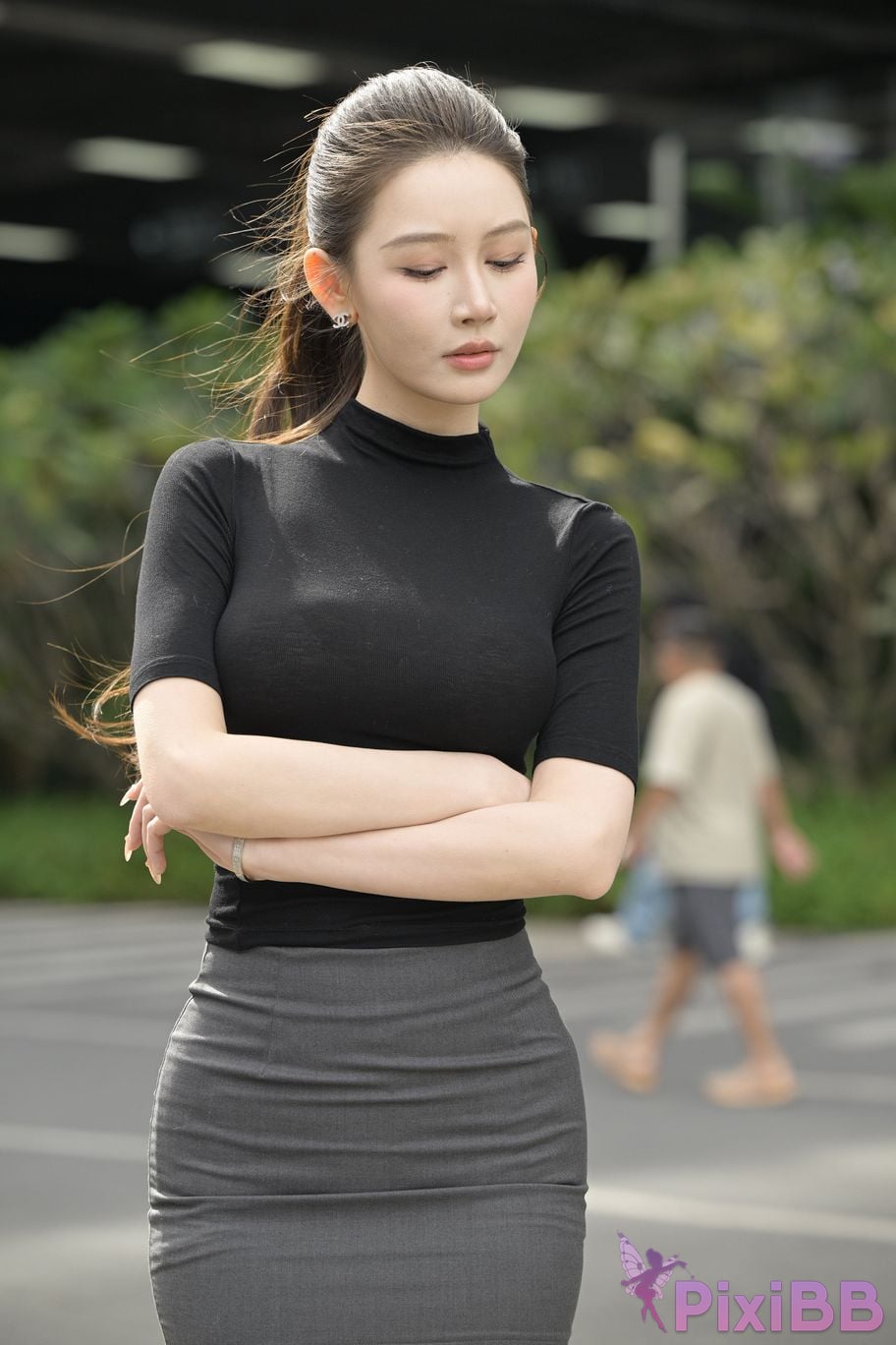 Featured Street Photography Works No.5562 Beautiful legs in hip hugging skirt PixiBB.COM 198