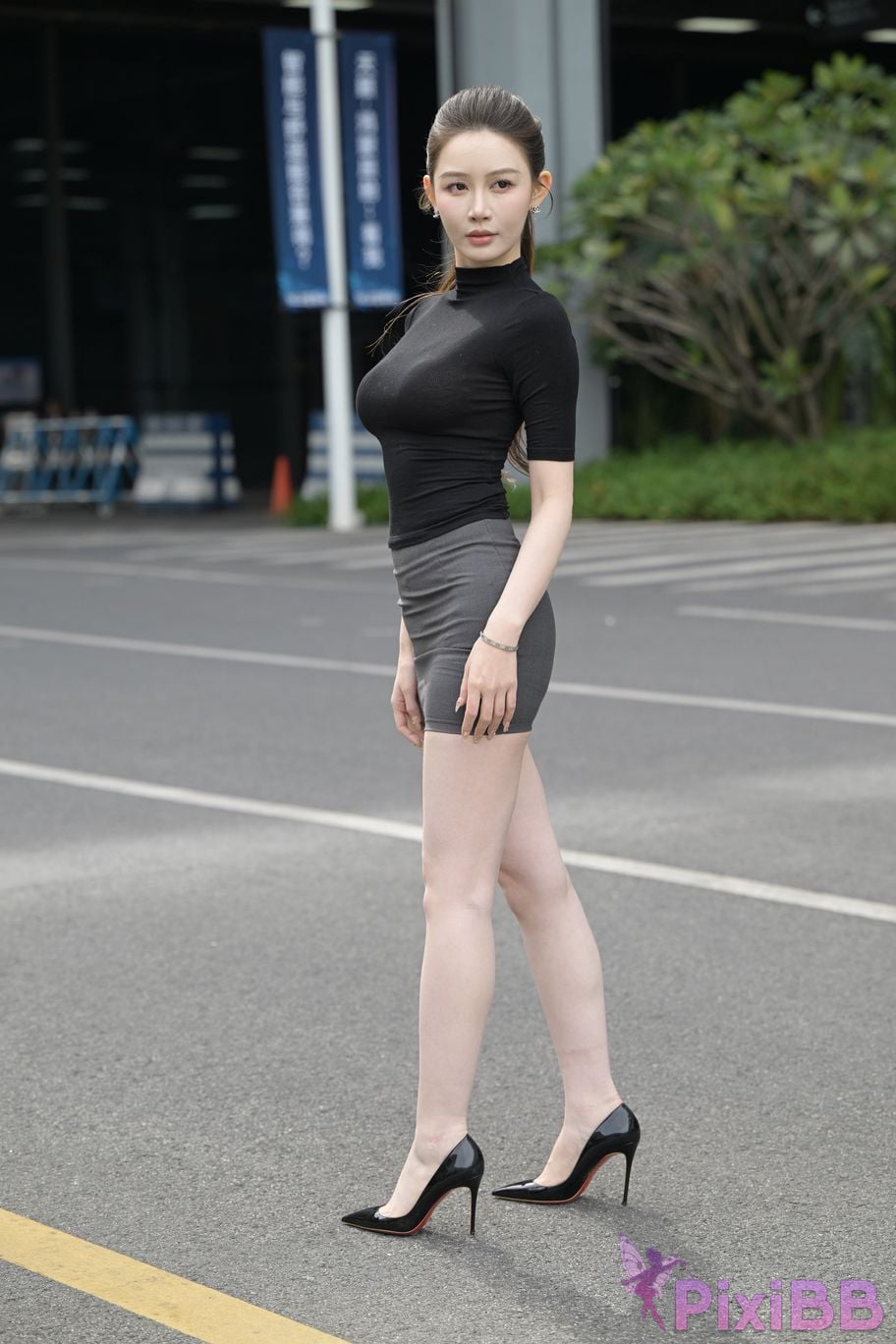 Featured Street Photography Works No.5562 Beautiful legs in hip hugging skirt PixiBB.COM 322