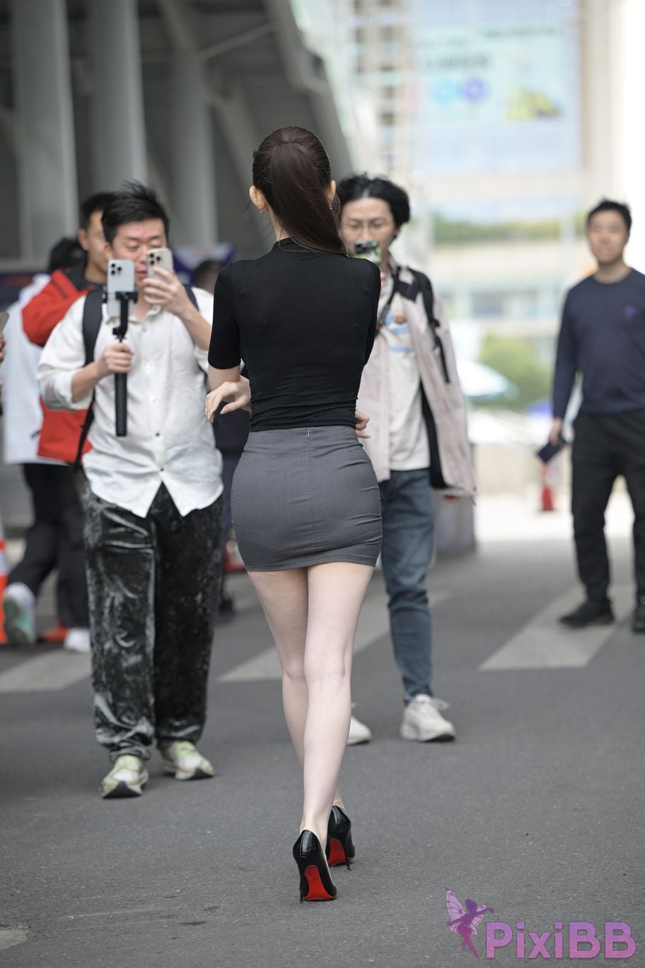 Featured Street Photography Works No.5562 Beautiful legs in hip hugging skirt PixiBB.COM 361