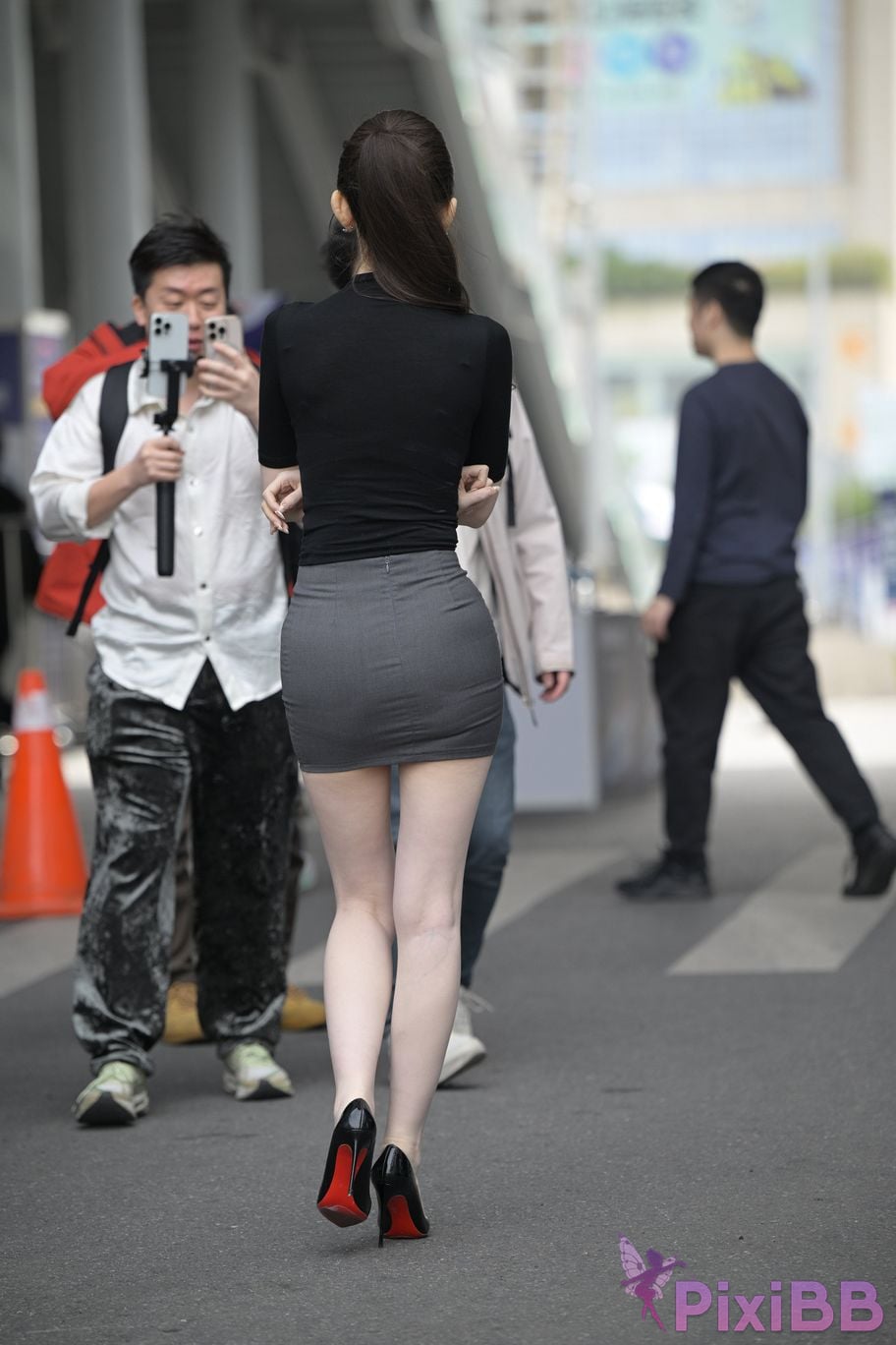 Featured Street Photography Works No.5562 Beautiful legs in hip hugging skirt PixiBB.COM 362