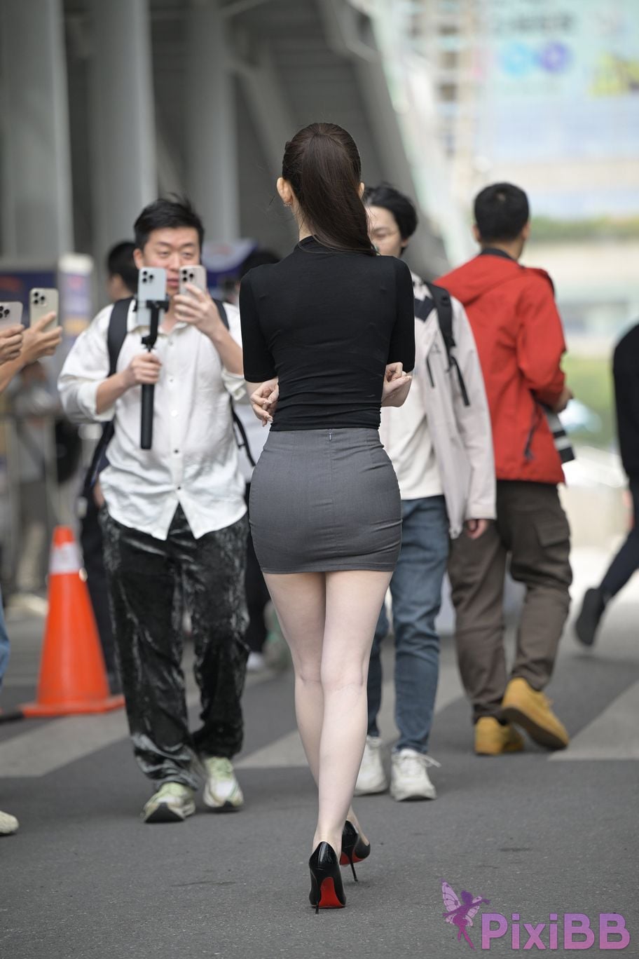 Featured Street Photography Works No.5562 Beautiful legs in hip hugging skirt PixiBB.COM 370
