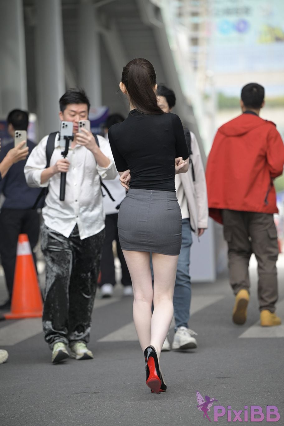 Featured Street Photography Works No.5562 Beautiful legs in hip hugging skirt PixiBB.COM 372