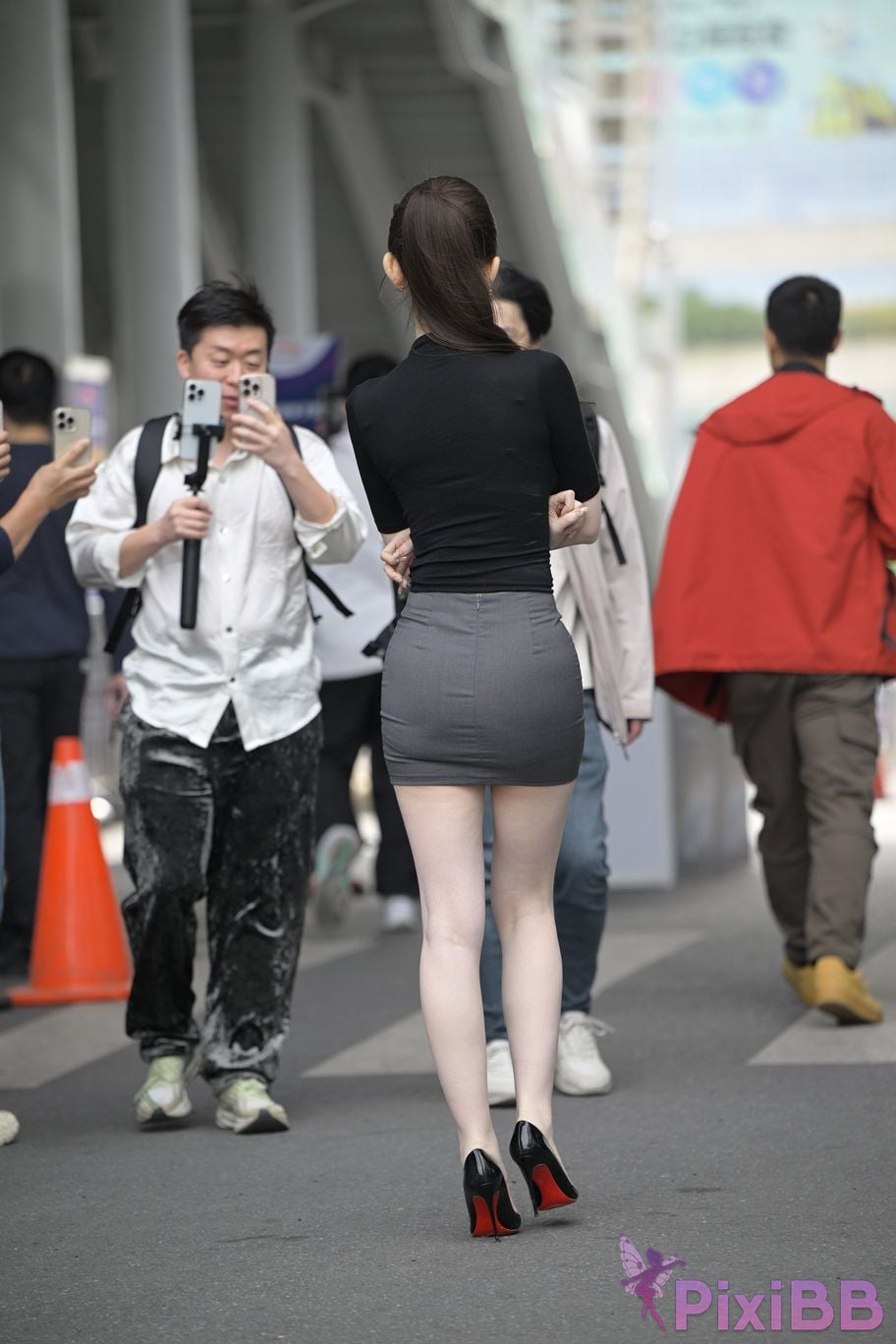 Featured Street Photography Works No.5562 Beautiful legs in hip hugging skirt PixiBB.COM 373