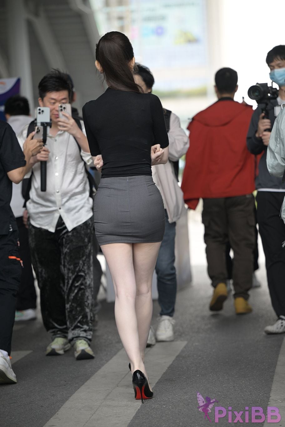 Featured Street Photography Works No.5562 Beautiful legs in hip hugging skirt PixiBB.COM 376
