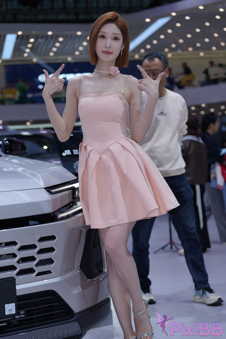 Featured Street Photography Works No.5563 Qi Gege in pink skirt PixiBB.COM 003