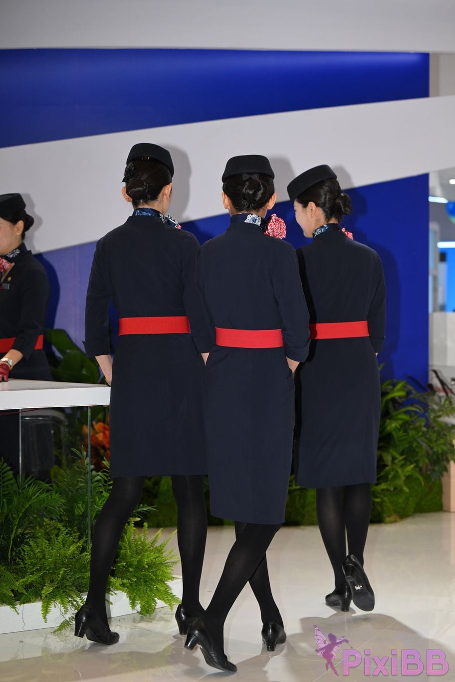Featured Street Photography Works No.5586 China Eastern Airlines stewardess PixiBB.COM 001