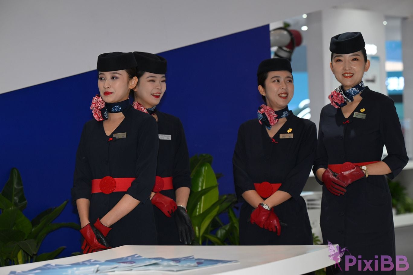 Featured Street Photography Works No.5586 China Eastern Airlines stewardess PixiBB.COM 043