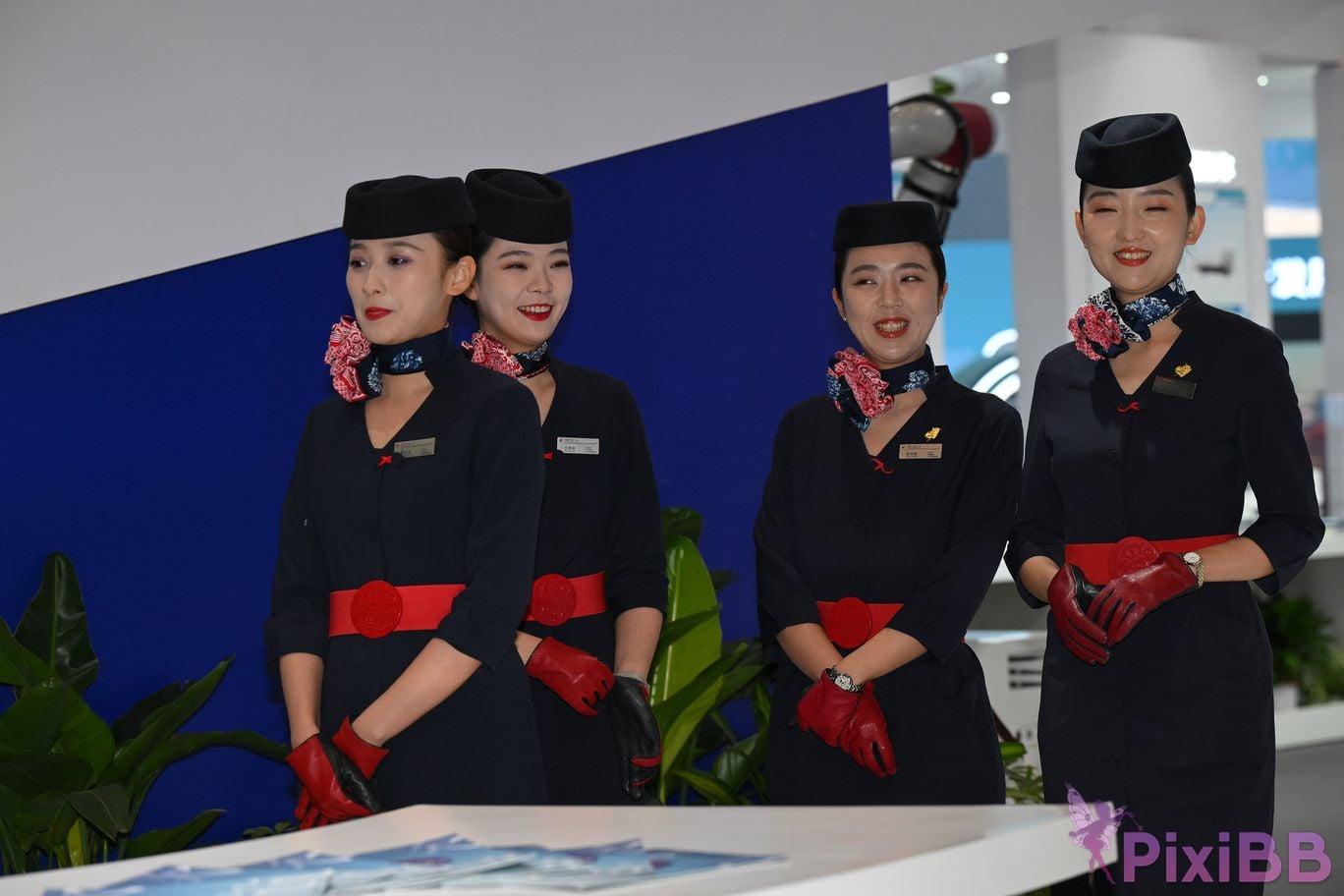 Featured Street Photography Works No.5586 China Eastern Airlines stewardess PixiBB.COM 044