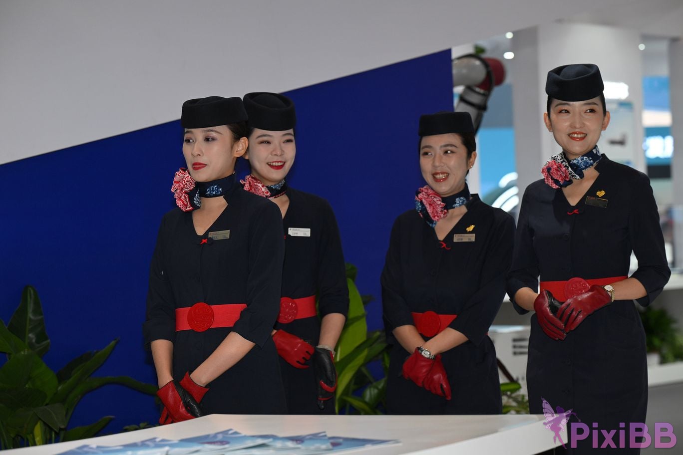 Featured Street Photography Works No.5586 China Eastern Airlines stewardess PixiBB.COM 045