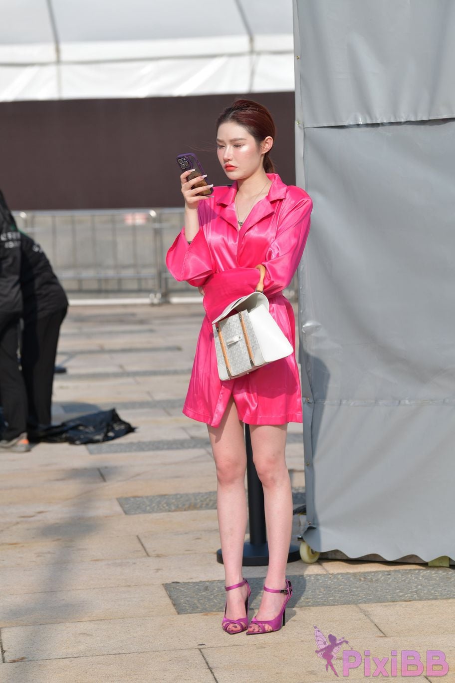 Featured Street Photography Works No.5871 Pink silk skirt PixiBB.COM 013