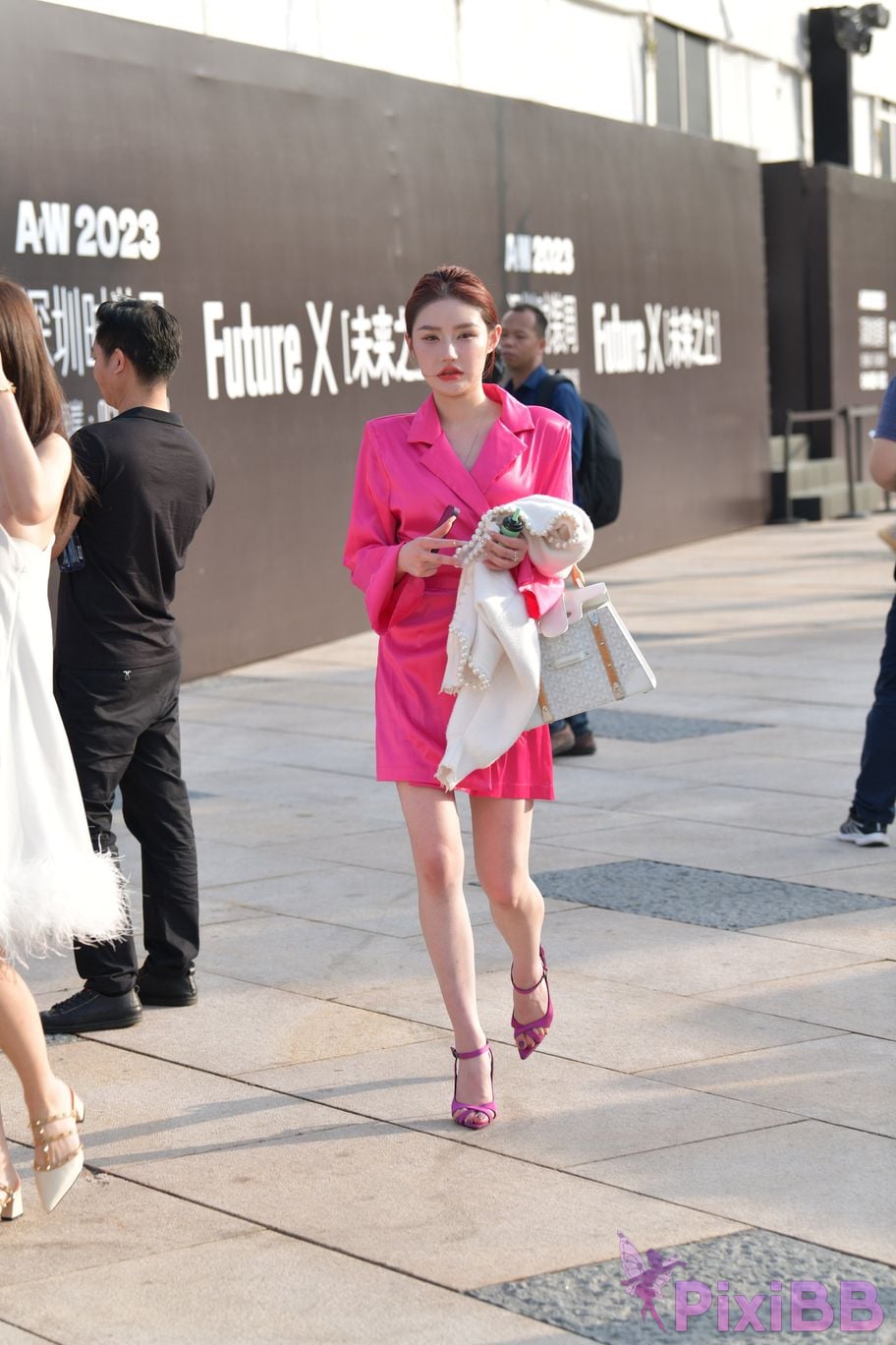 Featured Street Photography Works No.5871 Pink silk skirt PixiBB.COM 059