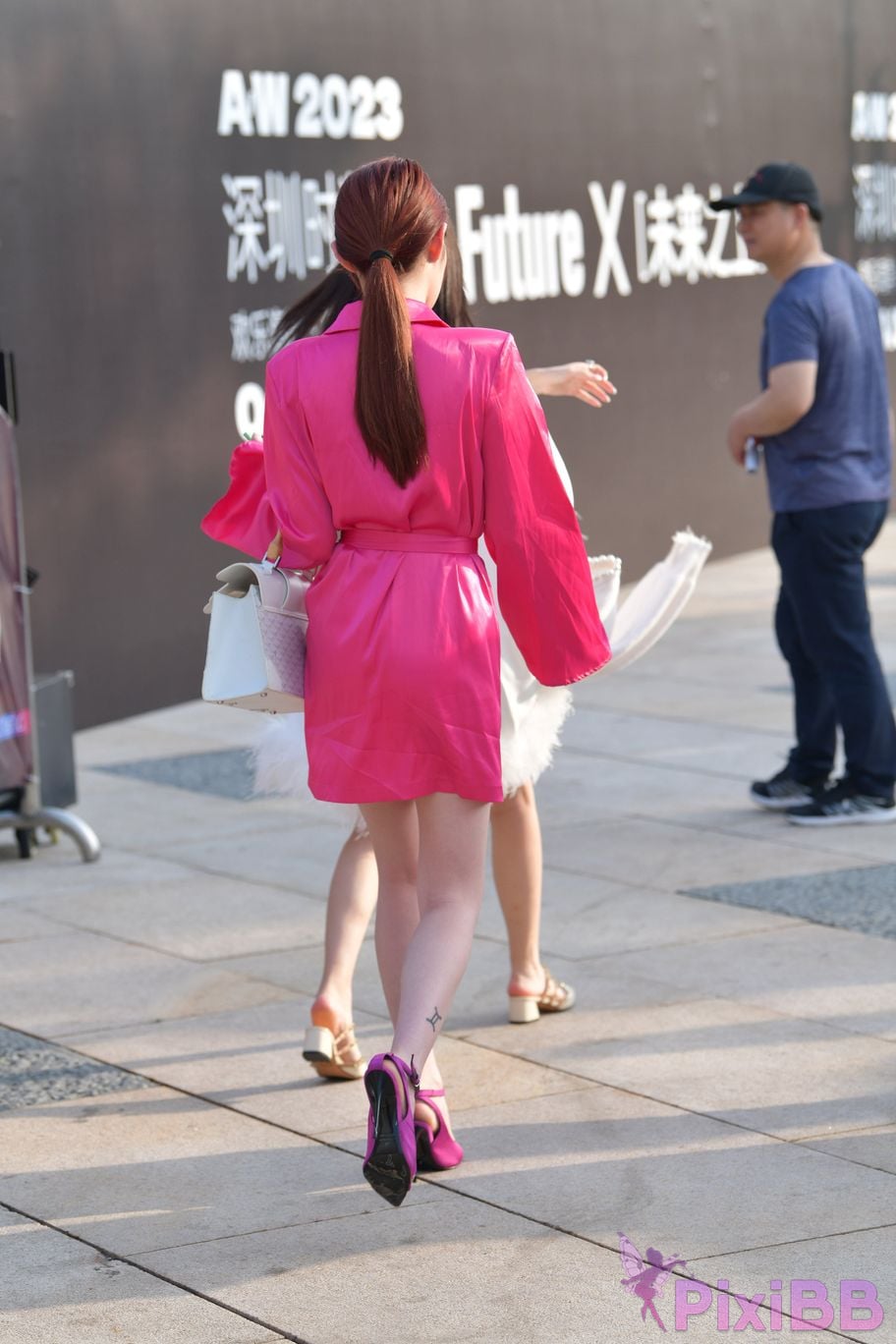 Featured Street Photography Works No.5871 Pink silk skirt PixiBB.COM 077