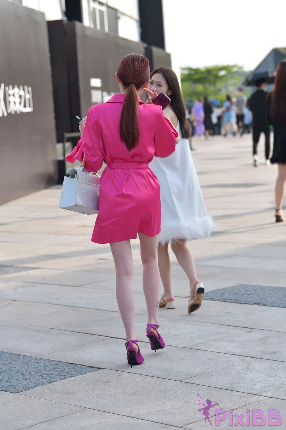 Featured Street Photography Works No.5871 Pink silk skirt PixiBB.COM 082