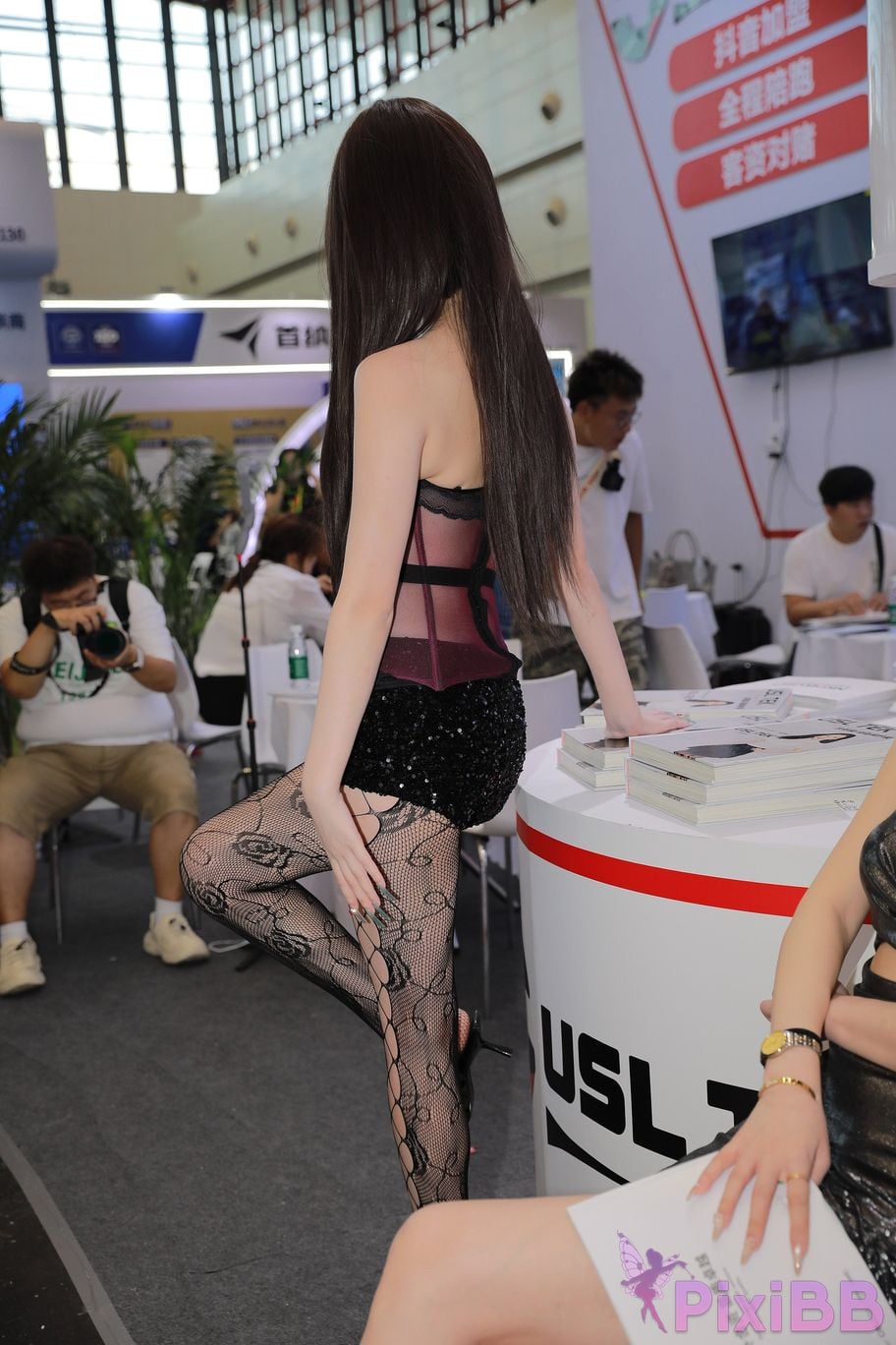 Featured Street Photography Works No.5873 Sexy beauty in black fishnet stockings PixiBB.COM 111