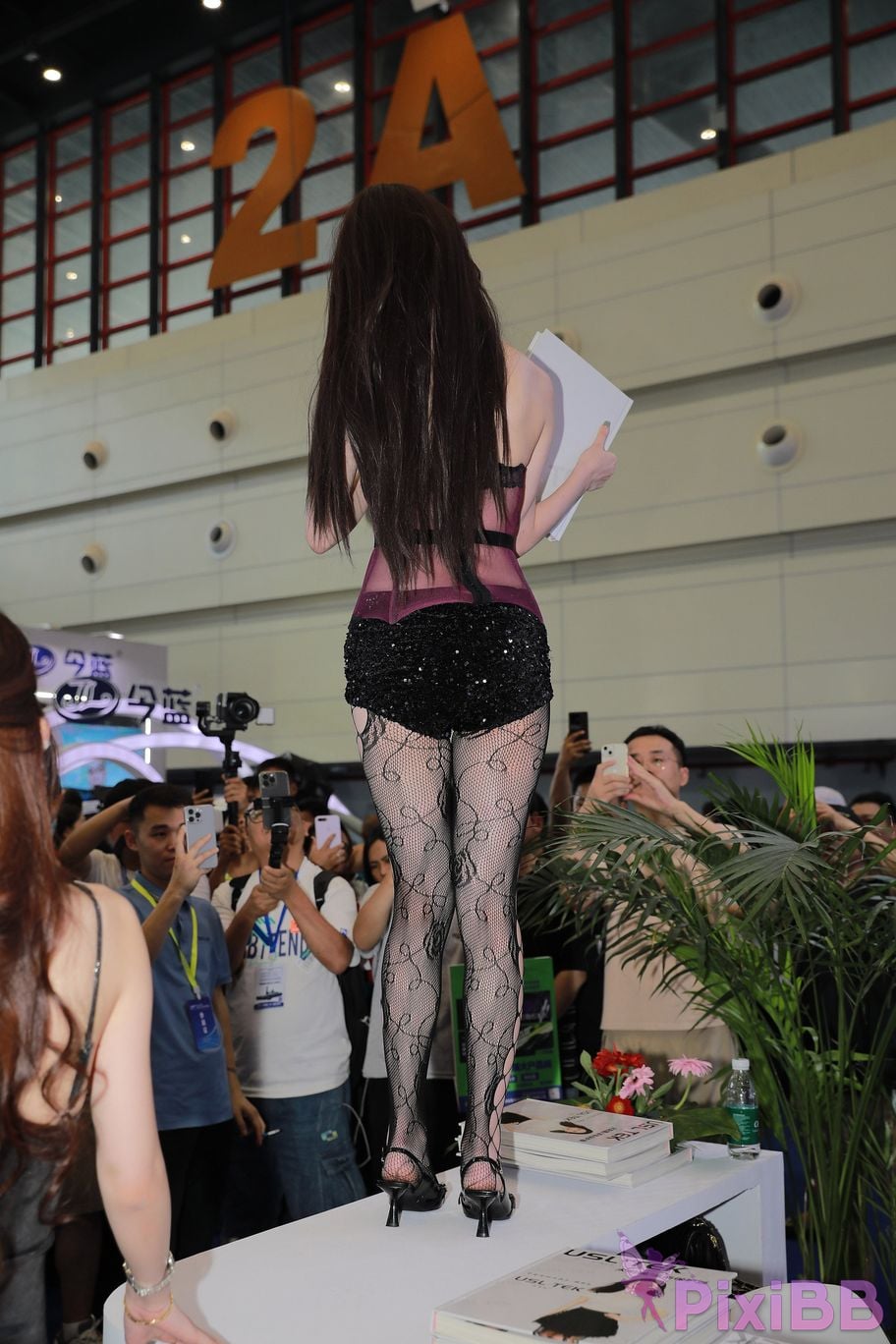Featured Street Photography Works No.5873 Sexy beauty in black fishnet stockings PixiBB.COM 234