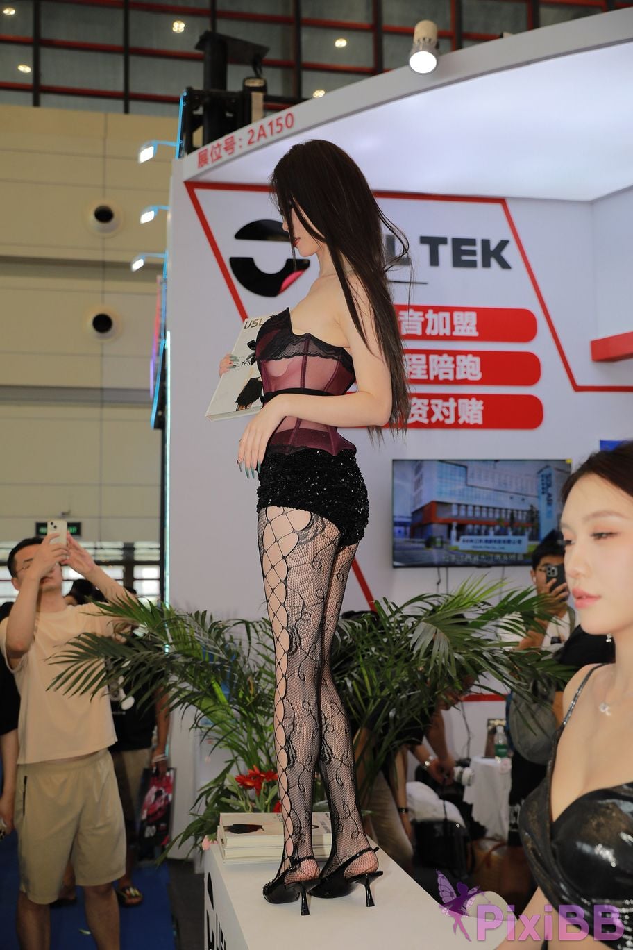 Featured Street Photography Works No.5873 Sexy beauty in black fishnet stockings PixiBB.COM 236