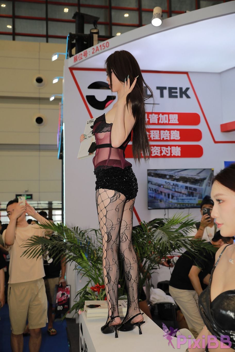 Featured Street Photography Works No.5873 Sexy beauty in black fishnet stockings PixiBB.COM 237