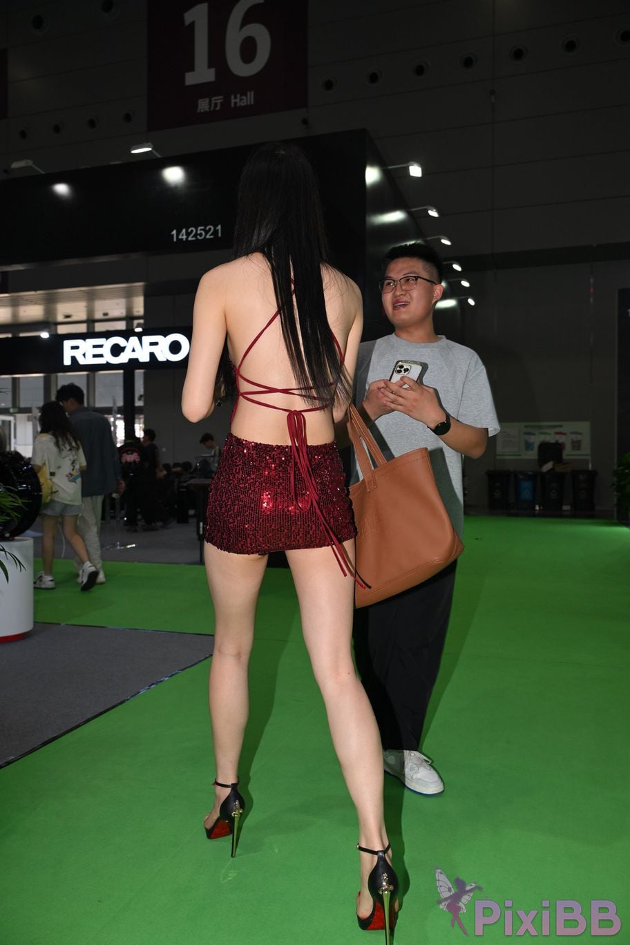 Featured Street Photography Works No.5880 Beautiful legs breasts and feet PixiBB.COM 005