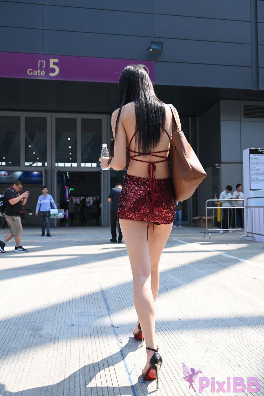 Featured Street Photography Works No.5880 Beautiful legs breasts and feet PixiBB.COM 081