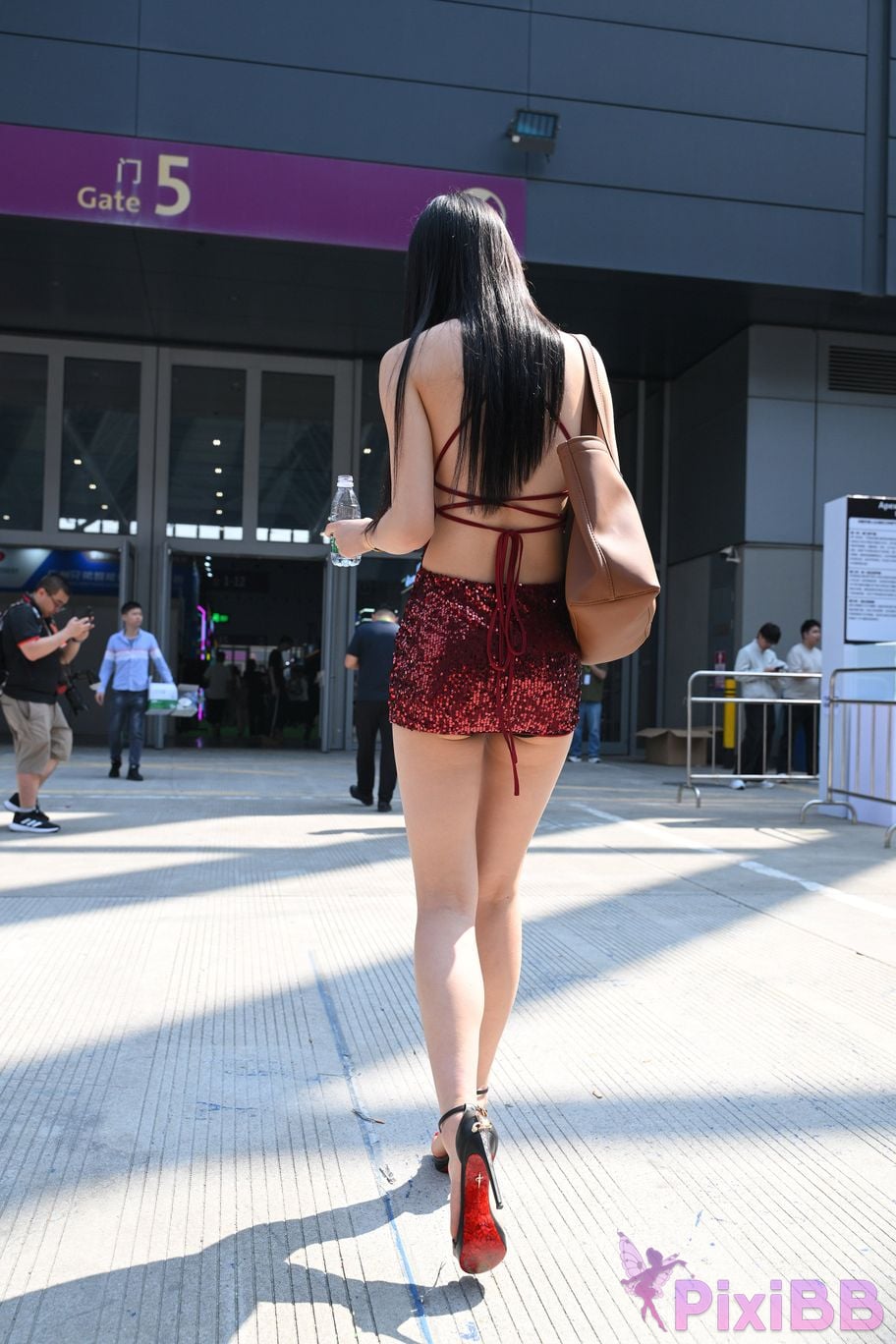 Featured Street Photography Works No.5880 Beautiful legs breasts and feet PixiBB.COM 082