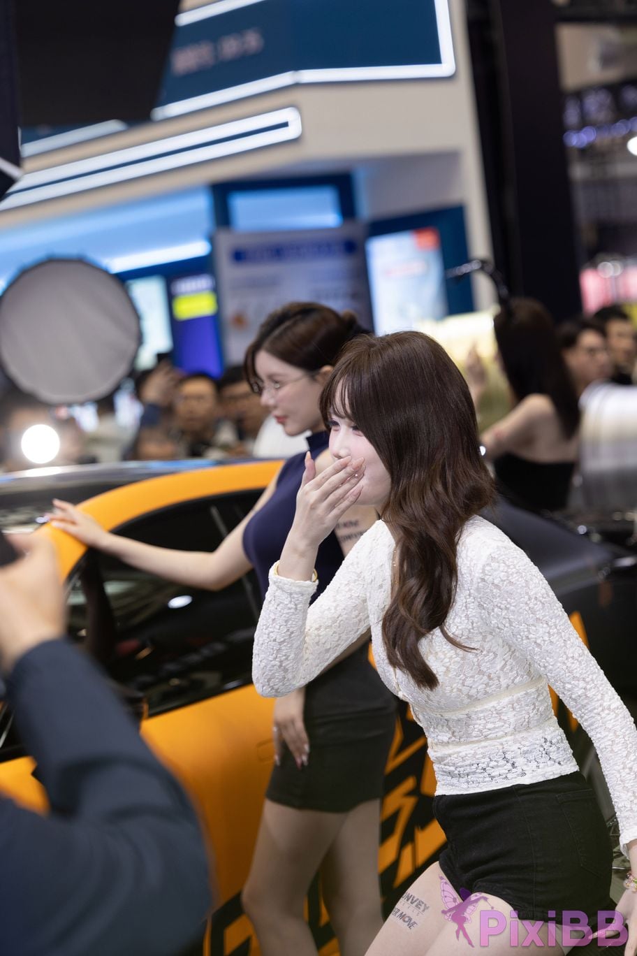 Featured Street Photography Works No.5894 Internet celebrity car models Xiao Sijia and Bingbing PixiBB.COM 001