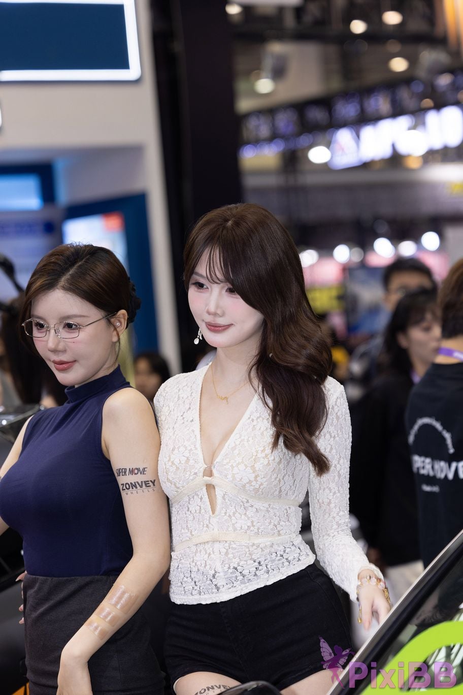 Featured Street Photography Works No.5894 Internet celebrity car models Xiao Sijia and Bingbing PixiBB.COM 073
