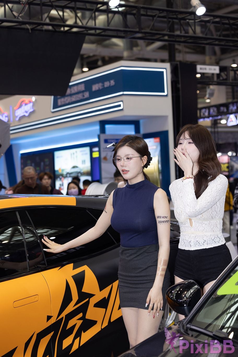 Featured Street Photography Works No.5894 Internet celebrity car models Xiao Sijia and Bingbing PixiBB.COM 085