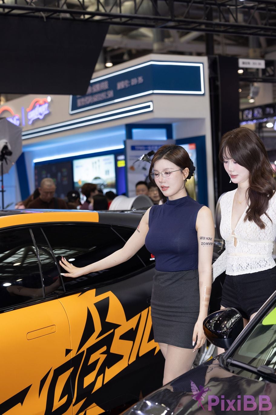 Featured Street Photography Works No.5894 Internet celebrity car models Xiao Sijia and Bingbing PixiBB.COM 086