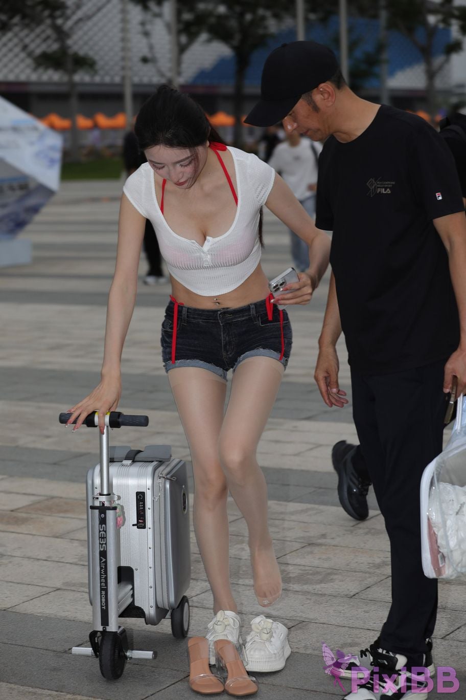Featured Street Photography Works No.5899 Xiaojuns silk hot pants showing off her navel PixiBB.COM 002