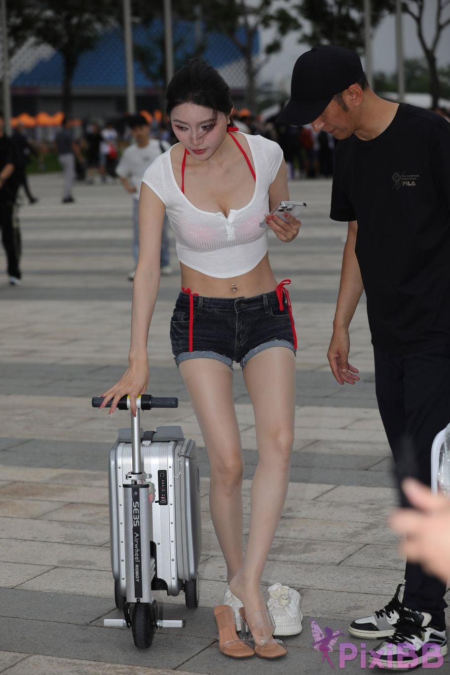 Featured Street Photography Works No.5899 Xiaojuns silk hot pants showing off her navel PixiBB.COM 005