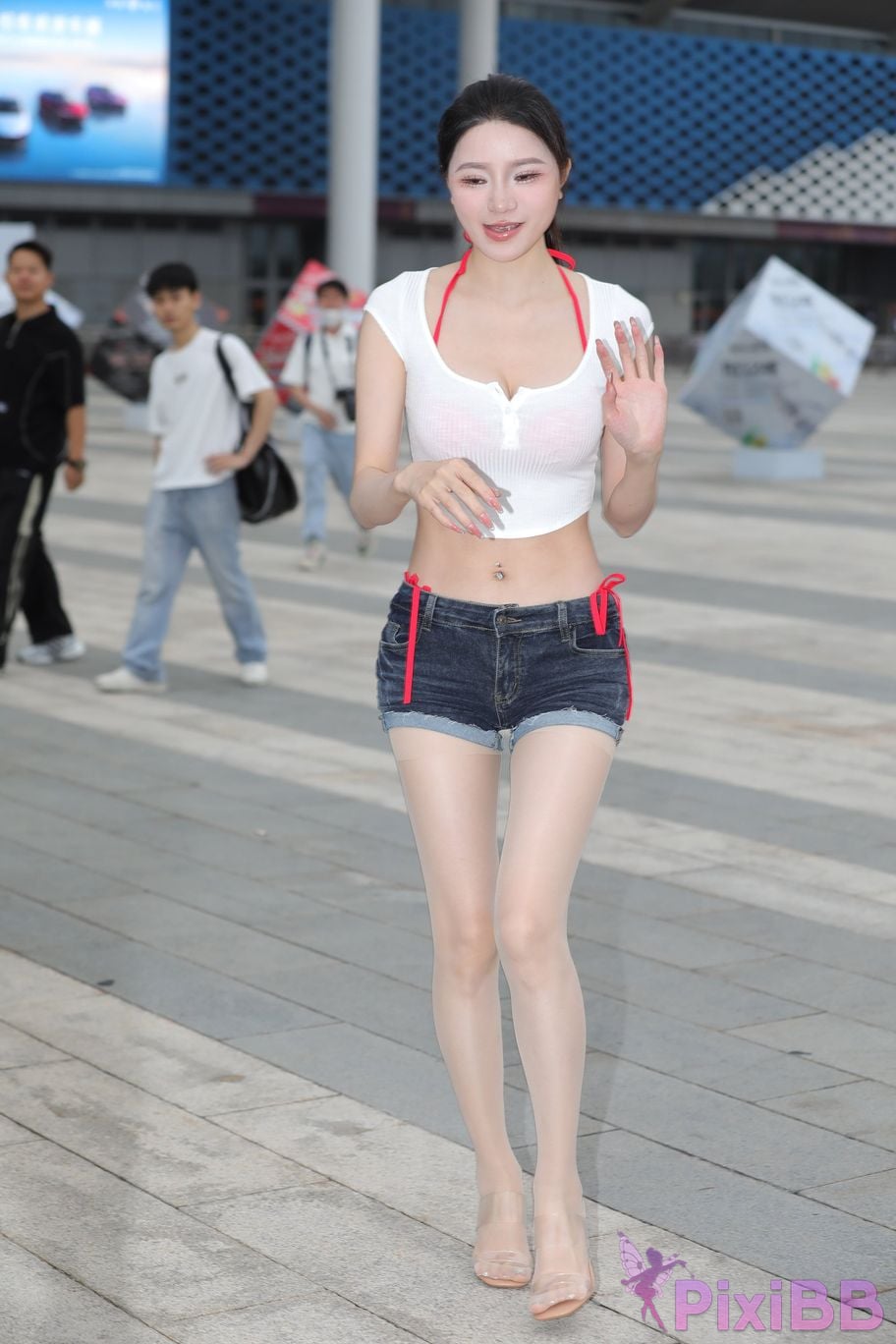 Featured Street Photography Works No.5899 Xiaojuns silk hot pants showing off her navel PixiBB.COM 014