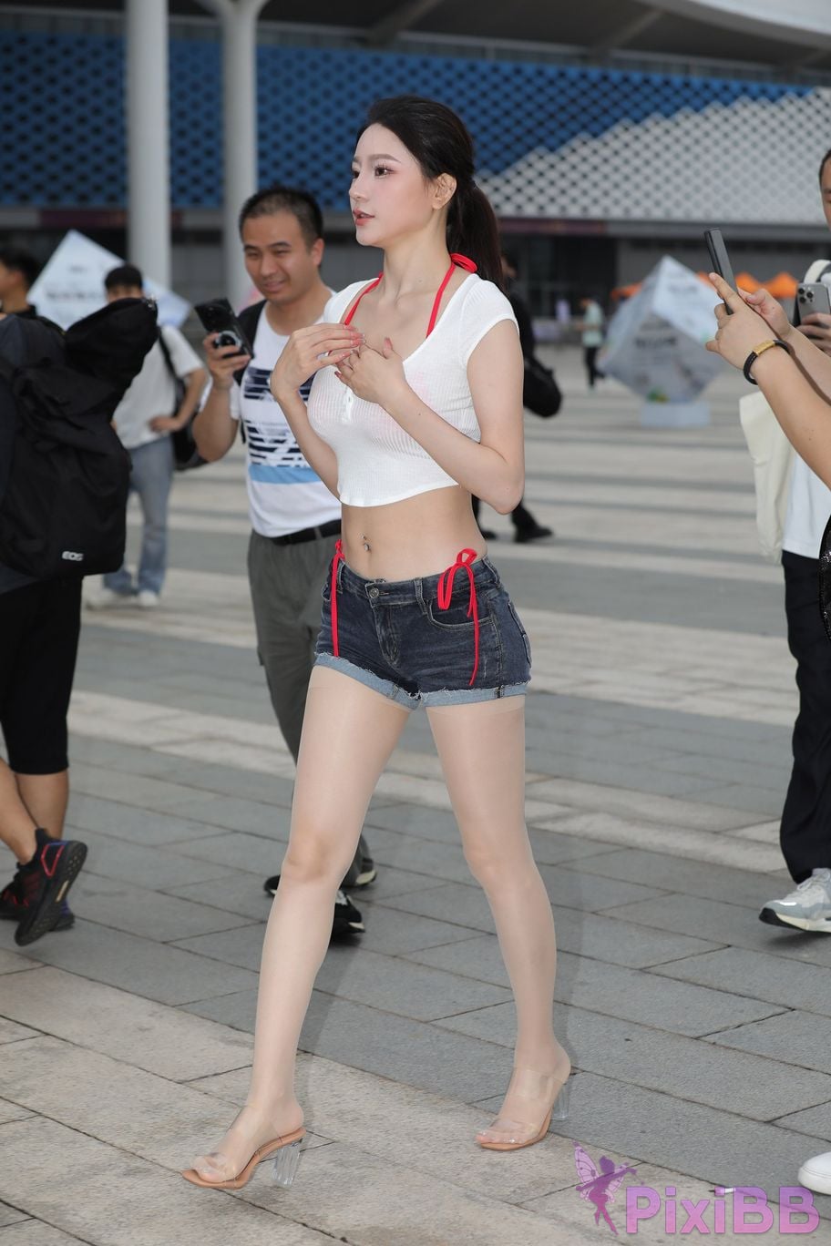 Featured Street Photography Works No.5899 Xiaojuns silk hot pants showing off her navel PixiBB.COM 025