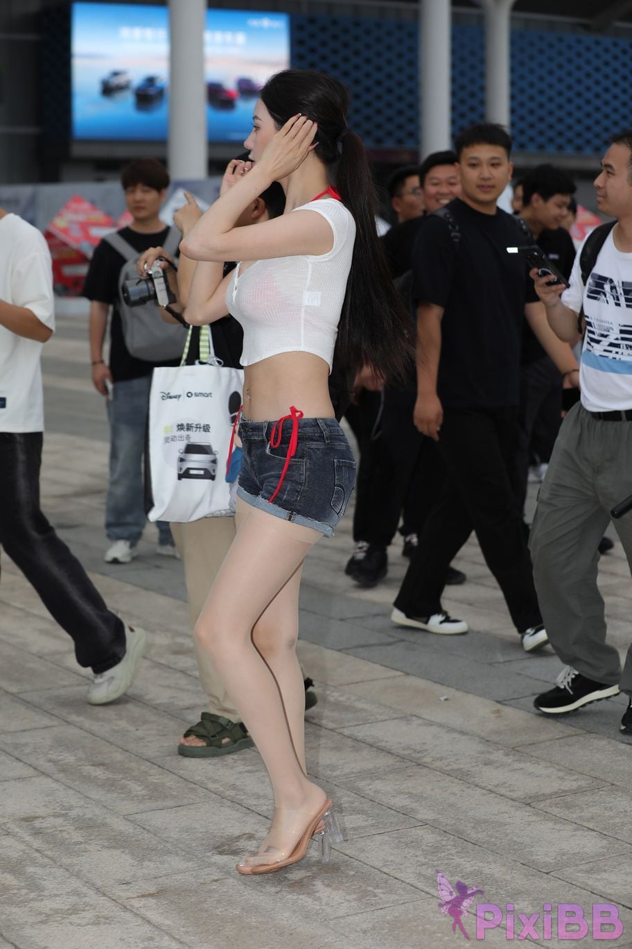 Featured Street Photography Works No.5899 Xiaojuns silk hot pants showing off her navel PixiBB.COM 028