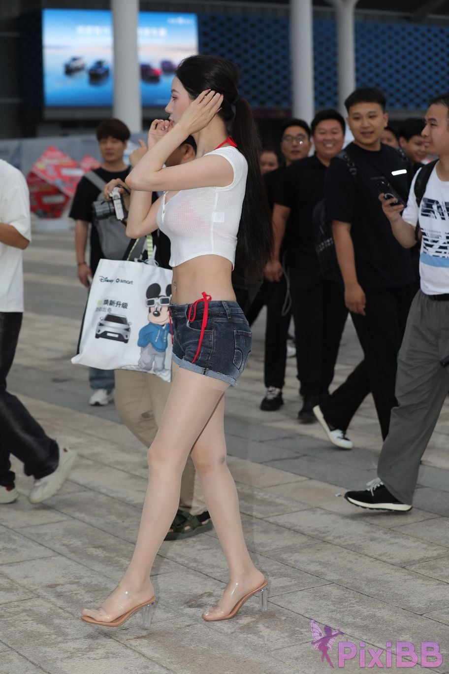 Featured Street Photography Works No.5899 Xiaojuns silk hot pants showing off her navel PixiBB.COM 029