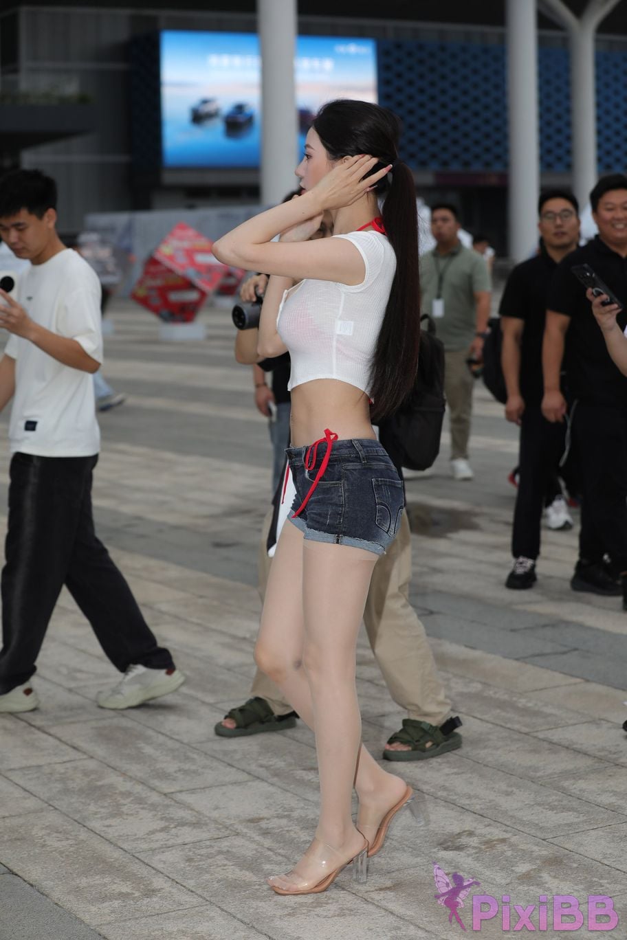 Featured Street Photography Works No.5899 Xiaojuns silk hot pants showing off her navel PixiBB.COM 030