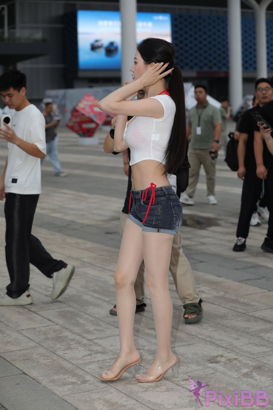 Featured Street Photography Works No.5899 Xiaojuns silk hot pants showing off her navel PixiBB.COM 031