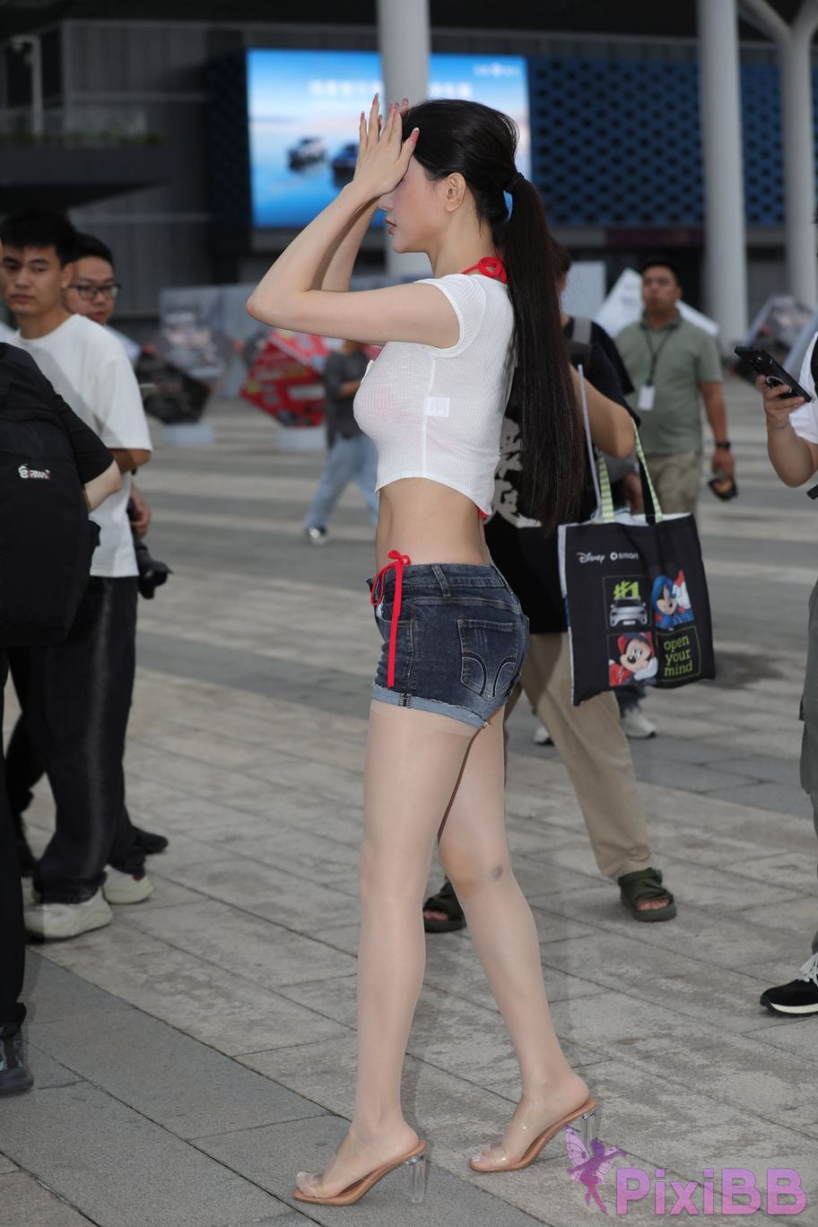 Featured Street Photography Works No.5899 Xiaojuns silk hot pants showing off her navel PixiBB.COM 033