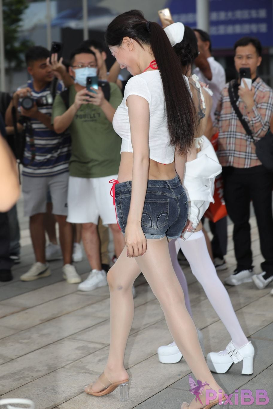 Featured Street Photography Works No.5899 Xiaojuns silk hot pants showing off her navel PixiBB.COM 051