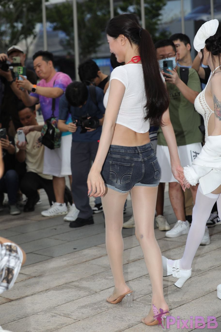 Featured Street Photography Works No.5899 Xiaojuns silk hot pants showing off her navel PixiBB.COM 053