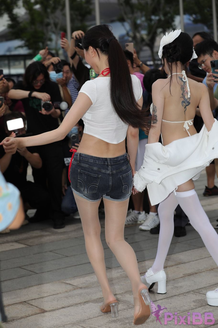 Featured Street Photography Works No.5899 Xiaojuns silk hot pants showing off her navel PixiBB.COM 062