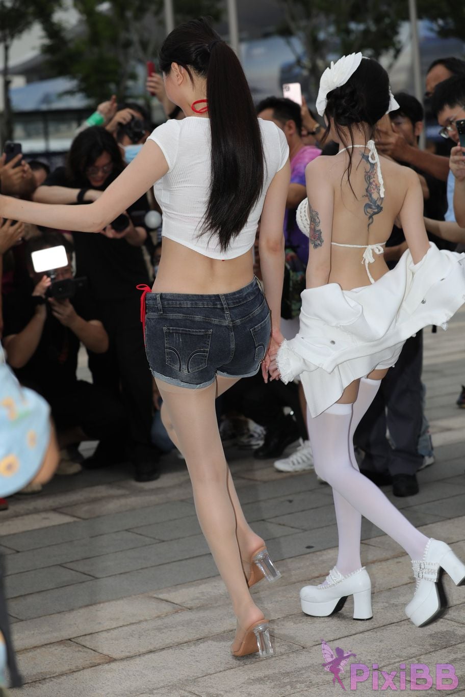 Featured Street Photography Works No.5899 Xiaojuns silk hot pants showing off her navel PixiBB.COM 063