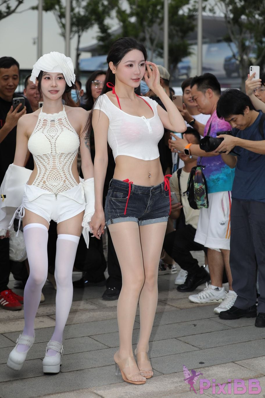 Featured Street Photography Works No.5899 Xiaojuns silk hot pants showing off her navel PixiBB.COM 065