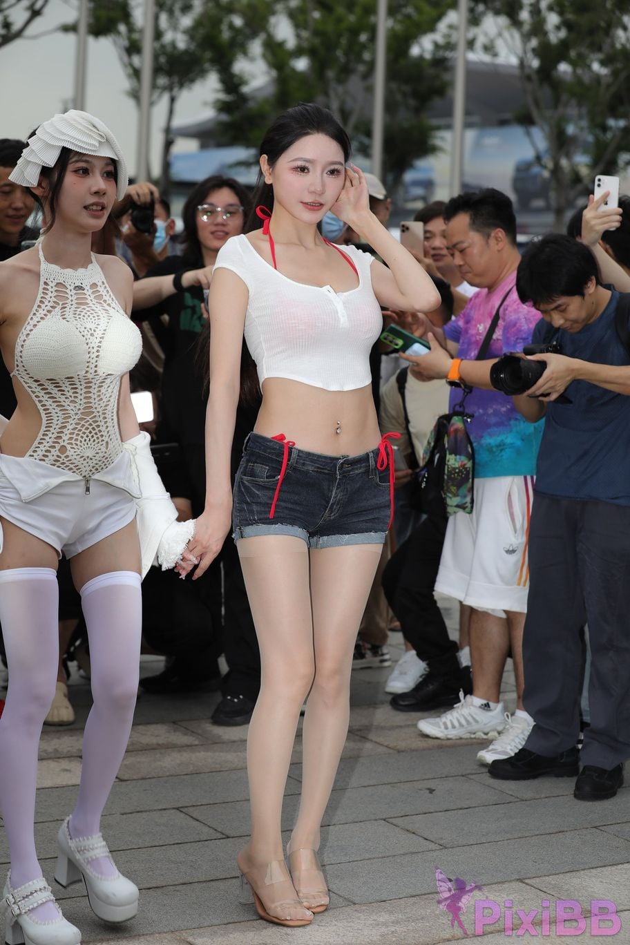 Featured Street Photography Works No.5899 Xiaojuns silk hot pants showing off her navel PixiBB.COM 067