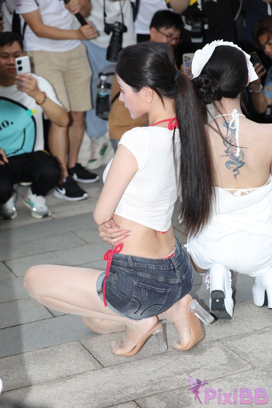 Featured Street Photography Works No.5899 Xiaojuns silk hot pants showing off her navel PixiBB.COM 089