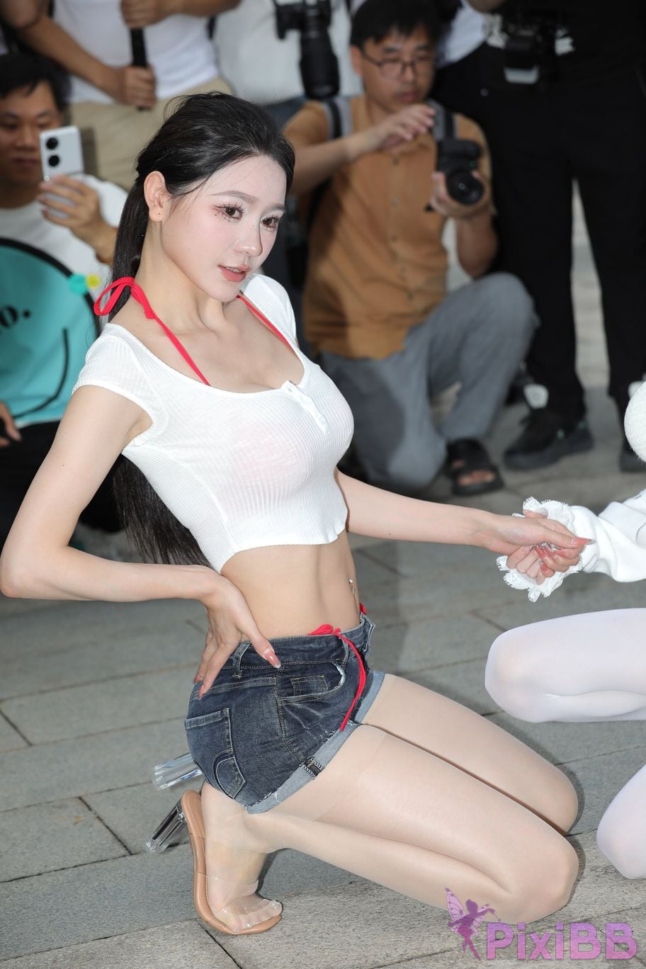 Featured Street Photography Works No.5899 Xiaojuns silk hot pants showing off her navel PixiBB.COM 098
