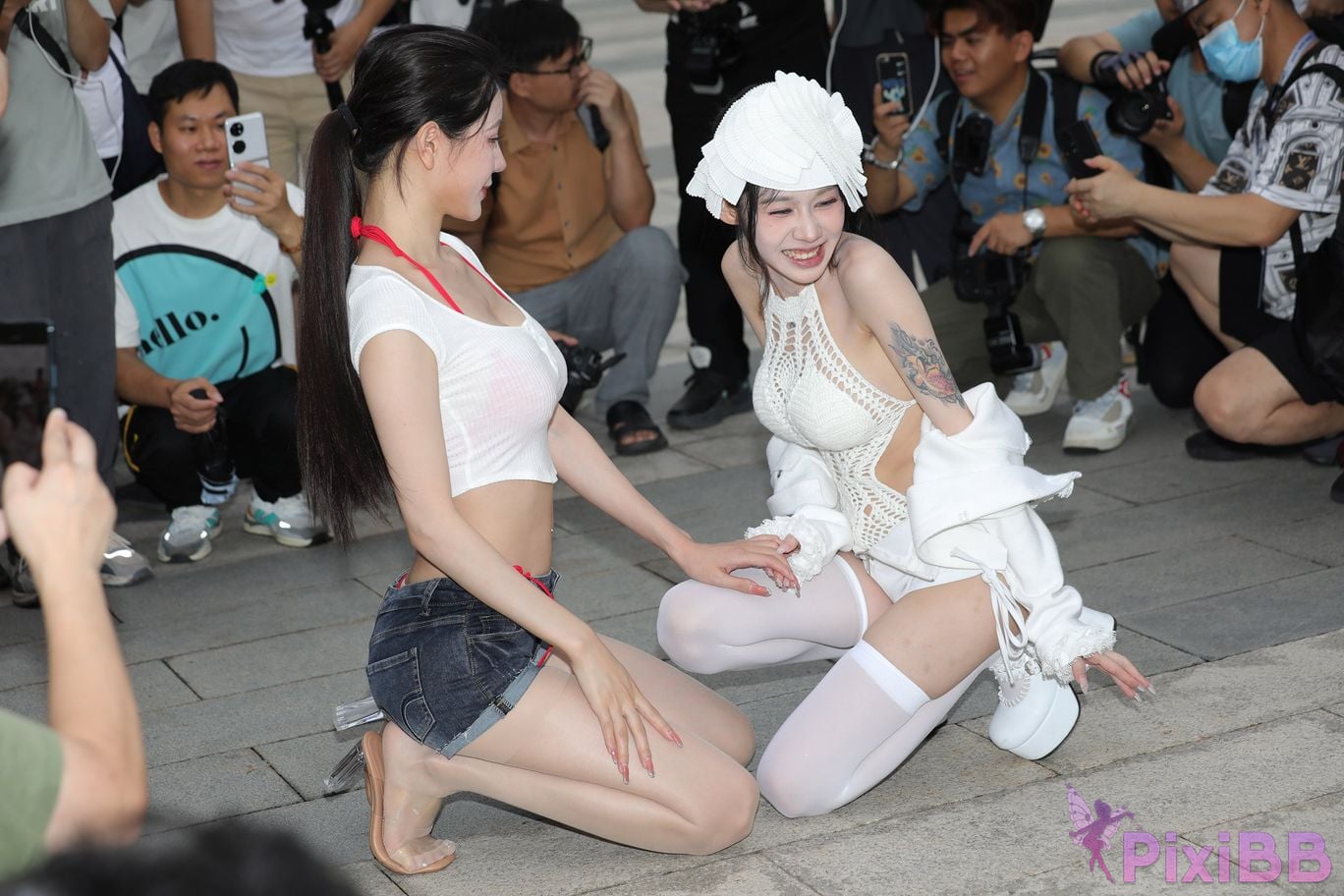 Featured Street Photography Works No.5899 Xiaojuns silk hot pants showing off her navel PixiBB.COM 111