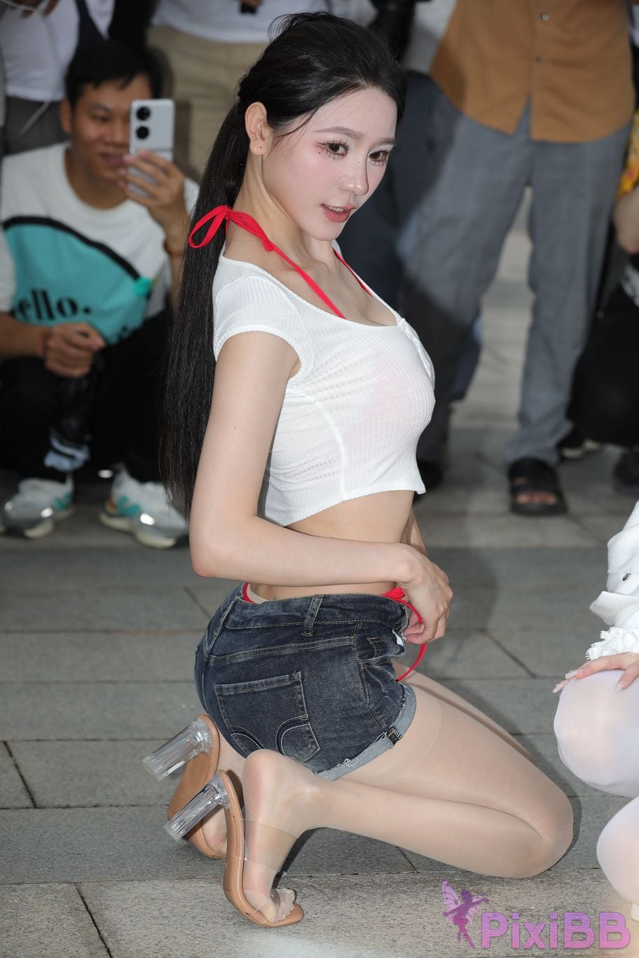 Featured Street Photography Works No.5899 Xiaojuns silk hot pants showing off her navel PixiBB.COM 119