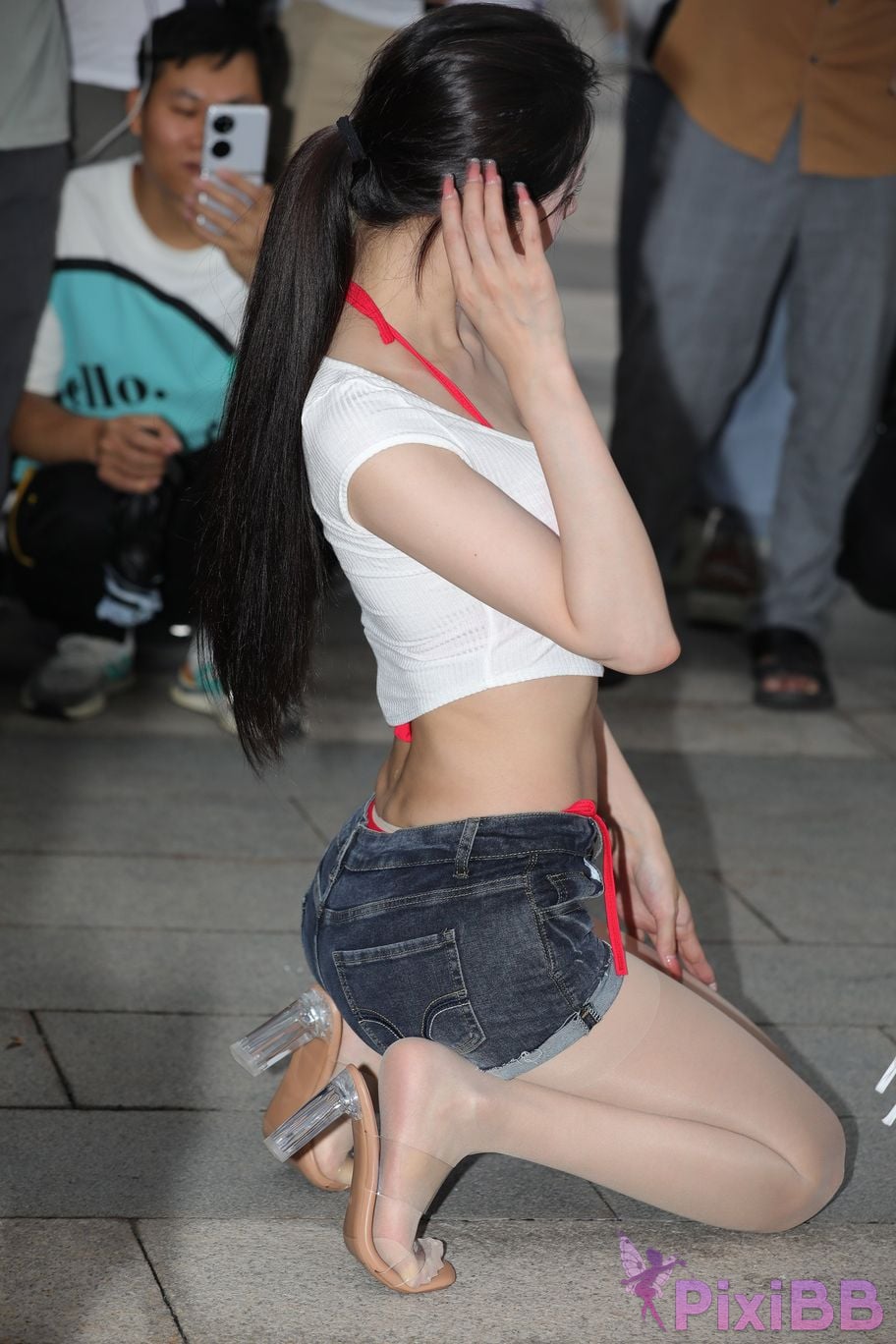 Featured Street Photography Works No.5899 Xiaojuns silk hot pants showing off her navel PixiBB.COM 120